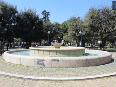 Percorrendo tutto corso Vittorio Emanuele giungiamo ora in piazza Garibaldi, il pi� antico giardino di Bari, realizzato nel 1859.  Qui al centro, tra piante esotiche e mediterranee, si trova una fontana realizzata tra il 1936 e il 1947
